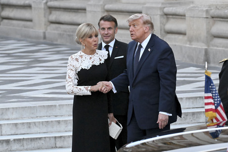 Präsident Macron empfängt Präsident Trump in Versailles
