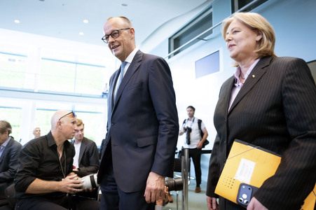 Pressekonferenz nach der Übergabe des Berichts der Altersicherungskommission zur Rentenreform in Berlin