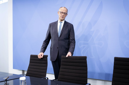 Pressekonferenz nach der Übergabe des Berichts der Altersicherungskommission zur Rentenreform in Berlin