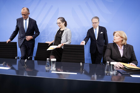Pressekonferenz nach der Übergabe des Berichts der Altersicherungskommission zur Rentenreform in Berlin