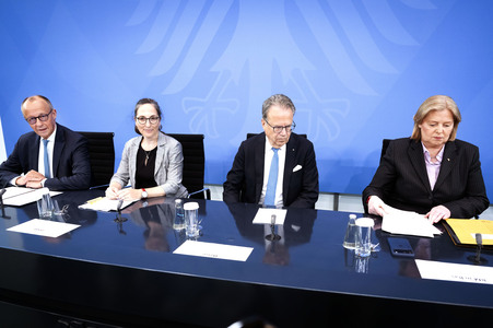 Pressekonferenz nach der Übergabe des Berichts der Altersicherungskommission zur Rentenreform in Berlin