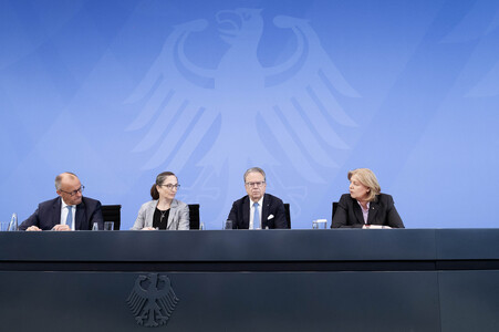 Pressekonferenz nach der Übergabe des Berichts der Altersicherungskommission zur Rentenreform in Berlin