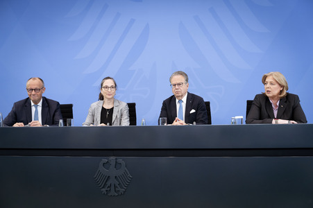 Pressekonferenz nach der Übergabe des Berichts der Altersicherungskommission zur Rentenreform in Berlin