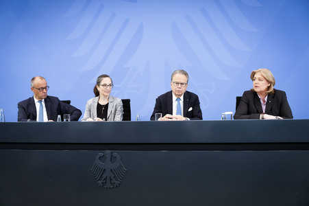 Pressekonferenz nach der Übergabe des Berichts der Altersicherungskommission zur Rentenreform in Berlin