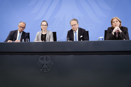 Pressekonferenz nach der Übergabe des Berichts der Altersicherungskommission zur Rentenreform in Berlin