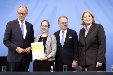 Pressekonferenz nach der Übergabe des Berichts der Altersicherungskommission zur Rentenreform in Berlin