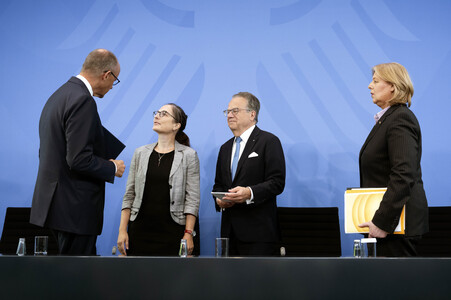 Pressekonferenz nach der Übergabe des Berichts der Altersicherungskommission zur Rentenreform in Berlin