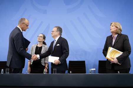 Pressekonferenz nach der Übergabe des Berichts der Altersicherungskommission zur Rentenreform in Berlin