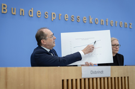 Bundespressekonferenz 'Vorstellung des Verfassungsschutzberichtes 2025' in Berlin