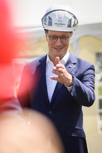 Hendrick Wüst besucht die Siempelkamp Giesserei in Krefeld