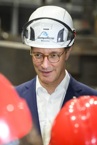 Hendrick Wüst besucht die Siempelkamp Giesserei in Krefeld