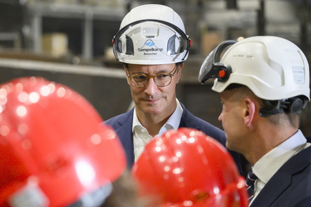 Hendrick Wüst besucht die Siempelkamp Giesserei in Krefeld