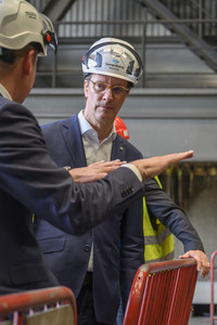 Hendrick Wüst besucht die Siempelkamp Giesserei in Krefeld