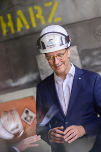 Hendrick Wüst besucht die Siempelkamp Giesserei in Krefeld