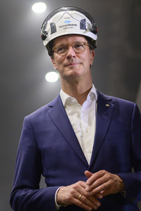 Hendrick Wüst besucht die Siempelkamp Giesserei in Krefeld