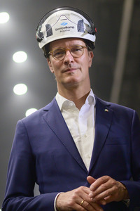 Hendrick Wüst besucht die Siempelkamp Giesserei in Krefeld