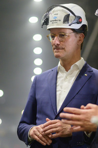 Hendrick Wüst besucht die Siempelkamp Giesserei in Krefeld