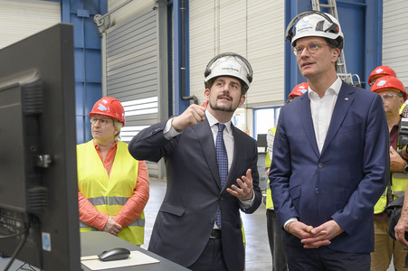 Hendrick Wüst besucht die Siempelkamp Giesserei in Krefeld