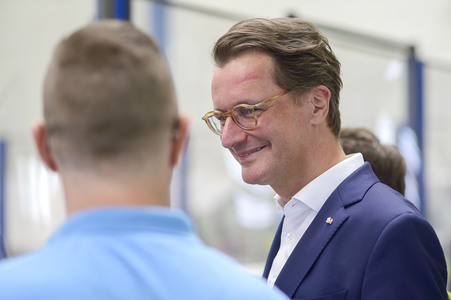 Hendrick Wüst besucht die Siempelkamp Giesserei in Krefeld