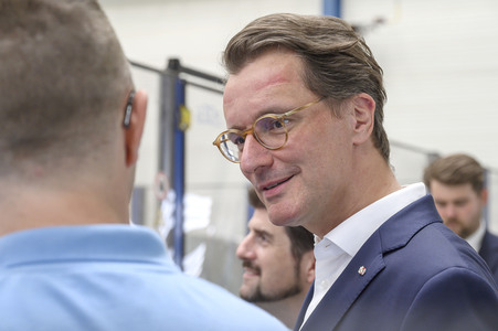 Hendrick Wüst besucht die Siempelkamp Giesserei in Krefeld