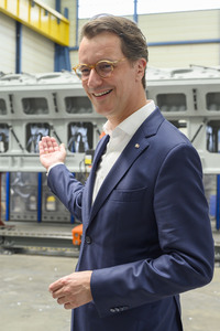 Hendrick Wüst besucht die Siempelkamp Giesserei in Krefeld