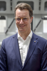 Hendrick Wüst besucht die Siempelkamp Giesserei in Krefeld