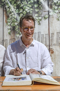 Hendrick Wüst besucht das Parookaville in Weeze