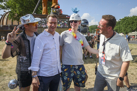 Hendrick Wüst besucht das Parookaville in Weeze
