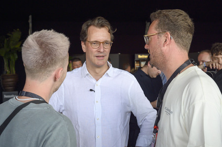 Hendrick Wüst besucht das Parookaville in Weeze