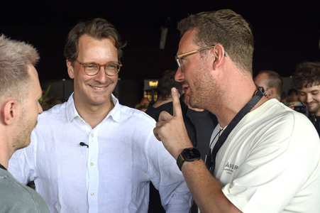 Hendrick Wüst besucht das Parookaville in Weeze