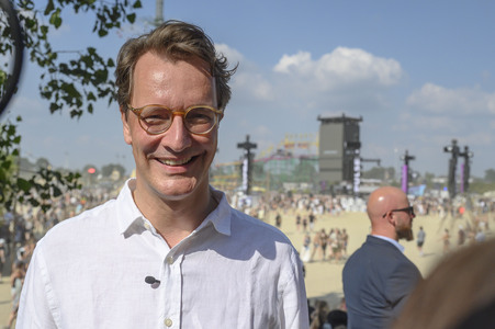Hendrick Wüst besucht das Parookaville in Weeze
