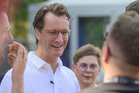 Hendrick Wüst besucht das Parookaville in Weeze