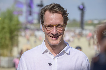 Hendrick Wüst besucht das Parookaville in Weeze