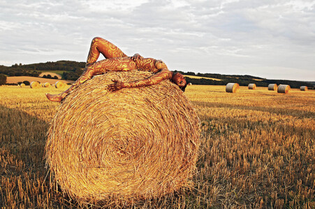 NATURE ART: Auf einem Feld in der Abendsonne / On a Field in the Evening Sun Bodypainting
