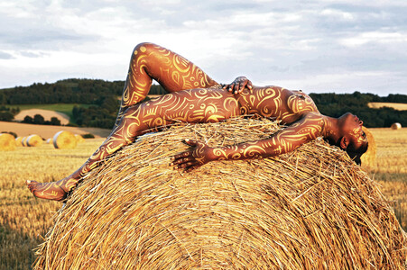 NATURE ART: Auf einem Feld in der Abendsonne / On a Field in the Evening Sun Bodypainting