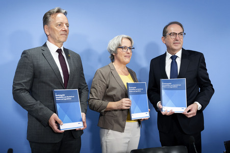 Bundespressekonferenz 'Bundeslagebild Sexualdelikte zum Nachteil von Kindern und Jugendlichen 2025' in Berlin