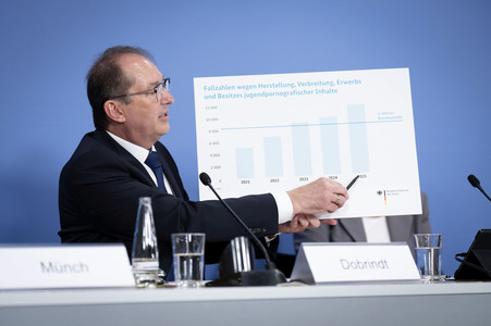 Bundespressekonferenz 'Bundeslagebild Sexualdelikte zum Nachteil von Kindern und Jugendlichen 2025' in Berlin