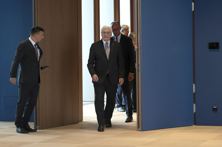 Aushändigung von Entlassungs- und Ernennungsurkunden durch den Bundespräsidenten in Berlin