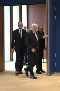 Aushändigung von Entlassungs- und Ernennungsurkunden durch den Bundespräsidenten in Berlin