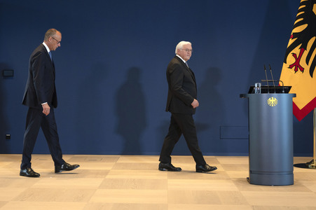Aushändigung von Entlassungs- und Ernennungsurkunden durch den Bundespräsidenten in Berlin