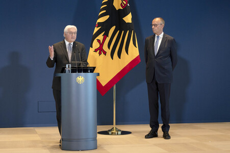 Aushändigung von Entlassungs- und Ernennungsurkunden durch den Bundespräsidenten in Berlin