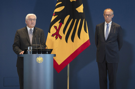 Aushändigung von Entlassungs- und Ernennungsurkunden durch den Bundespräsidenten in Berlin