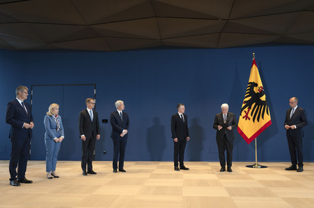 Aushändigung von Entlassungs- und Ernennungsurkunden durch den Bundespräsidenten in Berlin