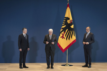Aushändigung von Entlassungs- und Ernennungsurkunden durch den Bundespräsidenten in Berlin