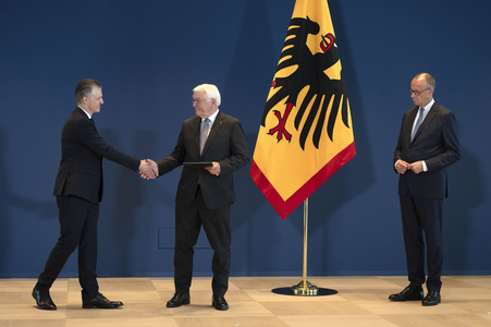 Aushändigung von Entlassungs- und Ernennungsurkunden durch den Bundespräsidenten in Berlin