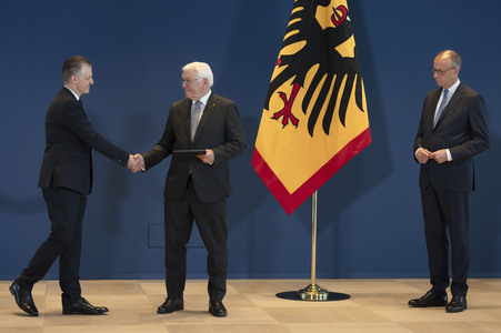 Aushändigung von Entlassungs- und Ernennungsurkunden durch den Bundespräsidenten in Berlin