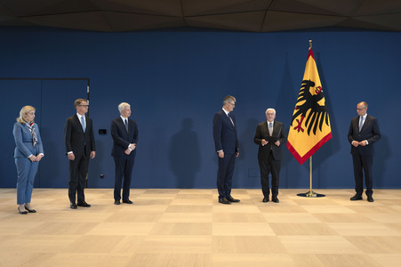 Aushändigung von Entlassungs- und Ernennungsurkunden durch den Bundespräsidenten in Berlin