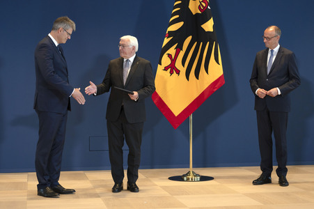 Aushändigung von Entlassungs- und Ernennungsurkunden durch den Bundespräsidenten in Berlin