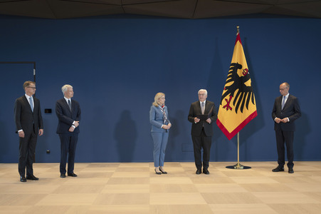 Aushändigung von Entlassungs- und Ernennungsurkunden durch den Bundespräsidenten in Berlin
