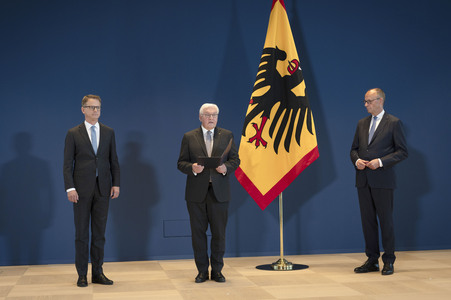 Aushändigung von Entlassungs- und Ernennungsurkunden durch den Bundespräsidenten in Berlin
